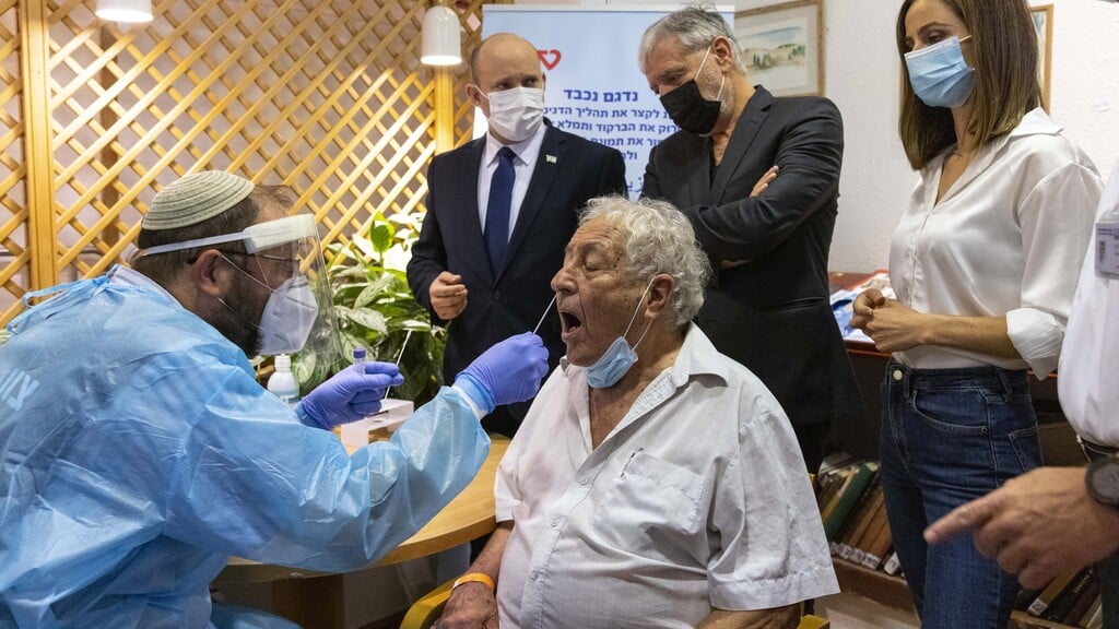 Bennett looks on as a resident of a retirement facility in Jerusalem undergoes a COVID test (Photo: Olivia Fitusi) נפתלי בנט ביקור בבית אבות בירושלים