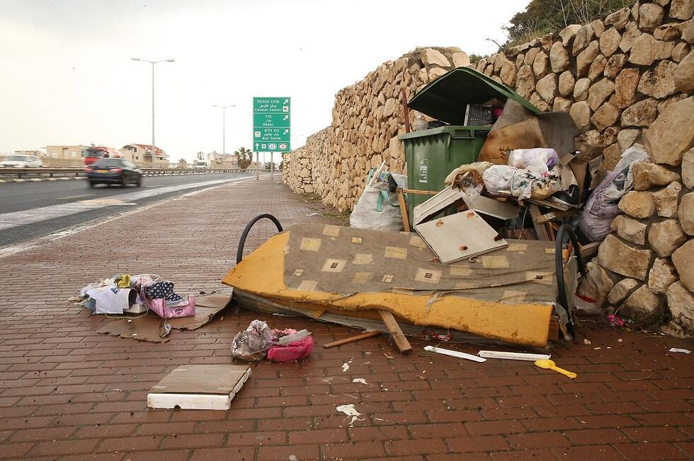 ''אנחנו גם עושים פה מבצעי ניקיון מטורפים שלא עשו שנים''. אשפה בחיפה בשל עיצומי עובדי הניקיון (צילום: אלעד גרשגורן) ''אנחנו גם עושים פה מבצעי ניקיון מטורפים שלא עשו שנים''. אשפה בחיפה בשל עיצומי עובדי הניקיון