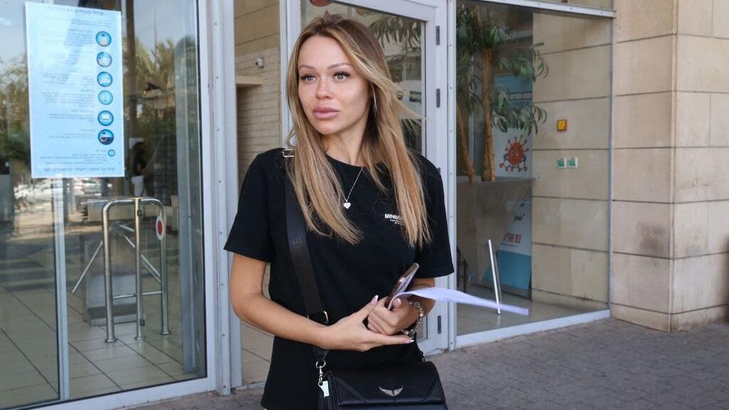 לין פאר מגיעה לתחנת המשטרה בת"א להגיש תלונה נגד שי אביטל