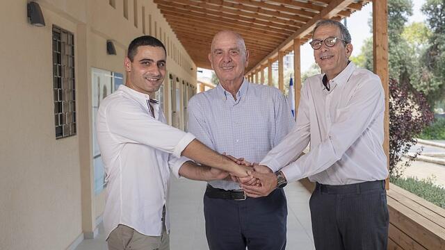 ''העולם זז למזרח''. מתן וילנאי יחד עם פרופ' גדי רביד ונתנאל וקנין