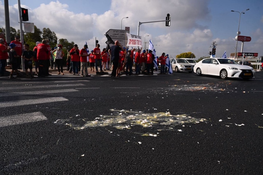 ביצים על הכביש בצומת ביל"ו (צילום: נדב אבס) החקלאים מפגינים
