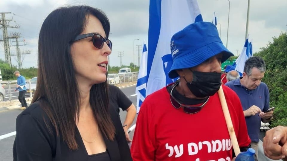 יעל רון בן משה בהפגנה. "רפורמה לא עושים בהנחתות" (צילום: יוסי מזור) יעל רון בן משה