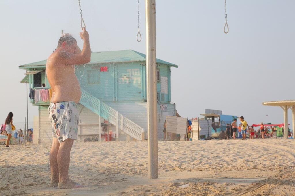 מתרחץ בחוף אשקלון (צילום: בראל אפרים) חופי אשקלון