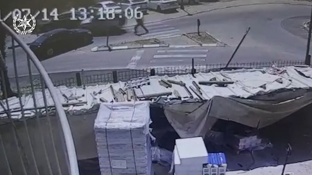 נוסעים בפראות נגד כיוון התנועה. מתוך התיעוד (צילום: דוברות המשטרה) נתפסו "על חם" בעת שגנבו ממיר קטליטי ממכונית