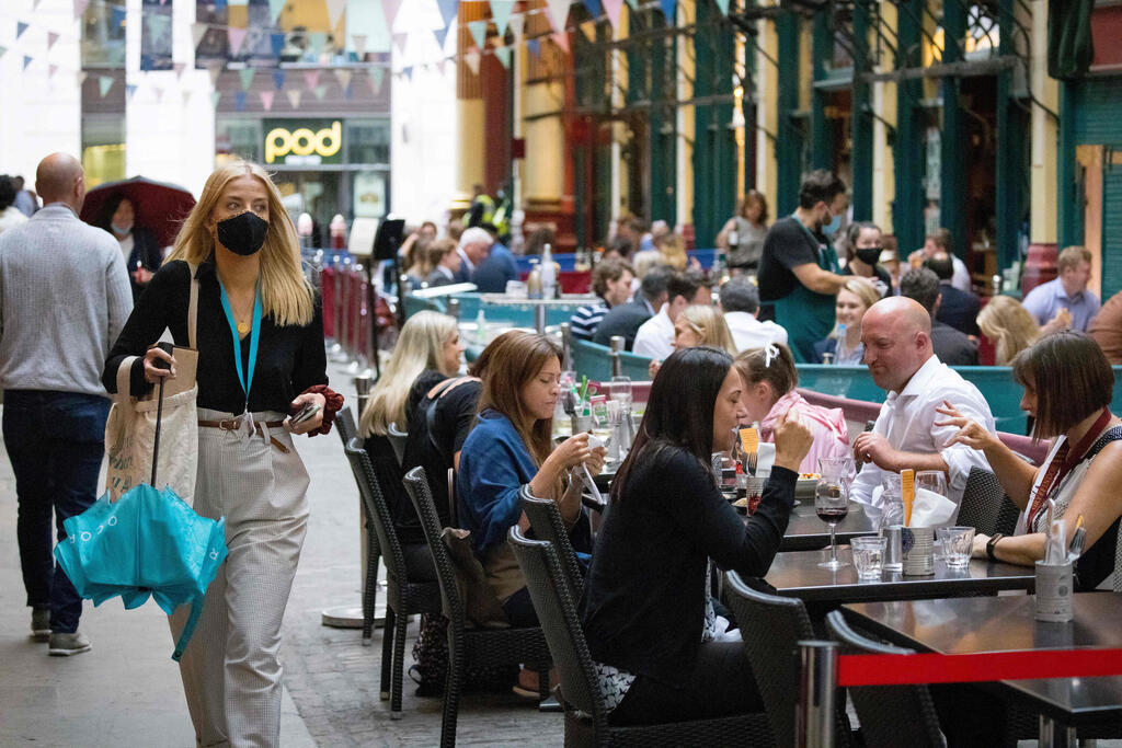 Diners in London after lifting of coronavirus restrictions 