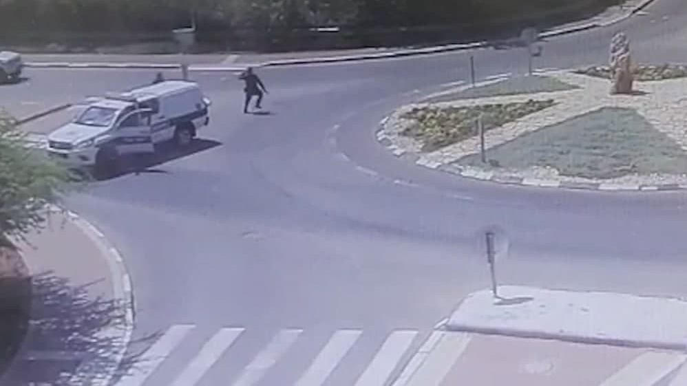 חסימה משטרתית במהלך המרדף (צילום: דוברות המשטרה) נתפסו "על חם" בעת שגנבו ממיר קטליטי ממכונית