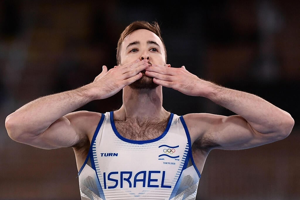 Artem Dolgopyat salutes the crowd after his gold medal performance at the Tokyo Olympics (Photo: AFP) ארטיום דולגופיאט חוגג