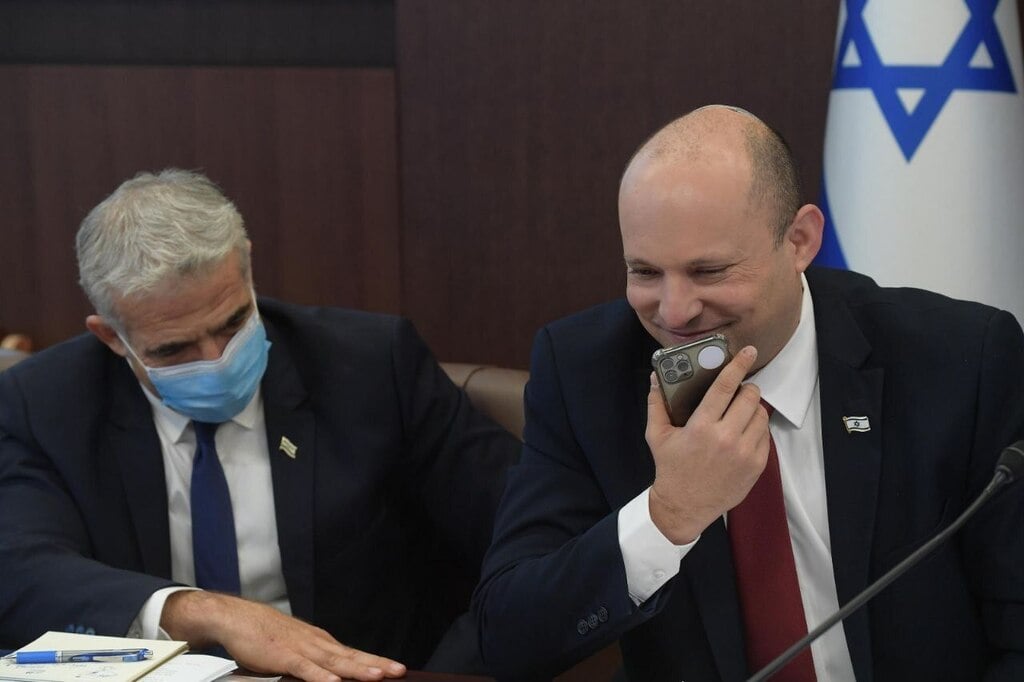 Prime Minister Naftali Bennett congratulates Artem Dolgopyat on his win from the cabinet meeting in Jerusalem on Sunday (Photo: GPO) נפתלי בנט בשיחה עם ארטיום דולגופיאט
