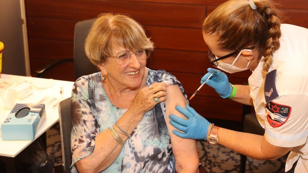An elderly woman receiving the third jab of the COVID vaccine (Photo: Moti Kimchi) מתחסנים במנה השלישית