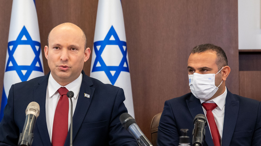 מזכיר הממשלה שלום שלמה לצד בנט. לולים, משקים וחברות (צילום: אמיל סלמן) ישיבת ממשלה
