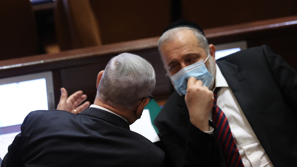 דרעי עם נתניהו (צילום: אלכס קולומויסקי ) נתניהו ודרעי במליאת הכנסת