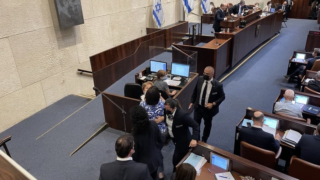 גלית דיסטל אטבריאן מורחקת בזמן נאום בנט גלית דיסטל אטבריאן מוצאת מהמליאה לאחר שלוש קריאות