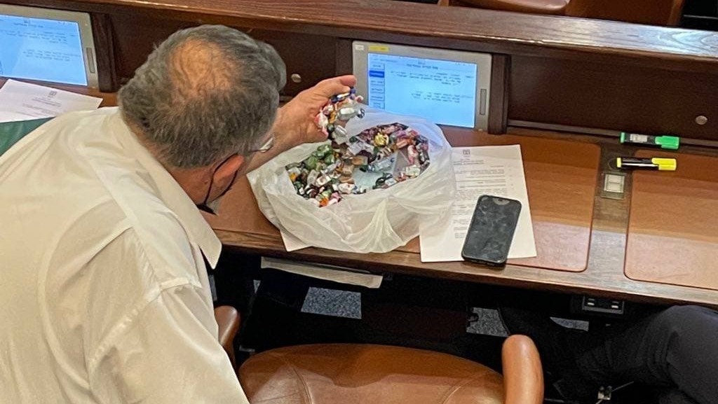 ח"כ ביטן מחלק סוכריות במליאה דוד ביטן מחלק סוכריות במליאת הכנסת