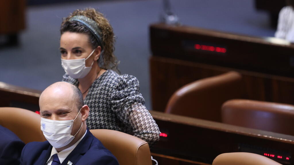 ח"כ עידית סילמן וראש הממשלה נפתלי בנט (צילום: אלכס קולומויסקי) נפתלי בנט בדיון 40 חתימות במליאת הכנסת