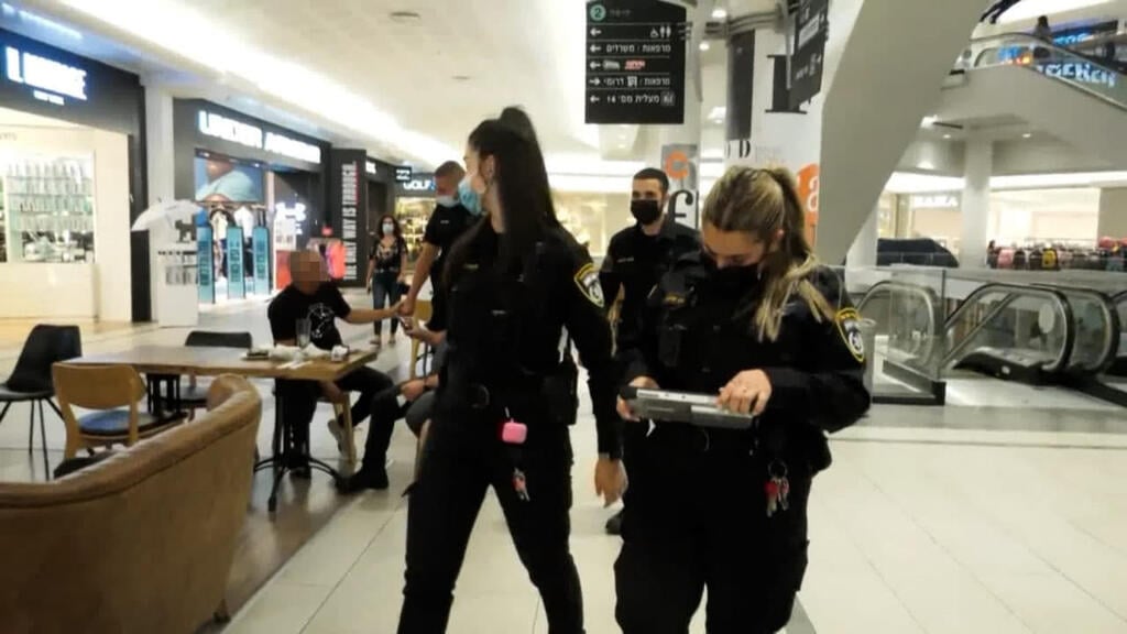 רק במקרים מועטים נרשמו דו"חות. השוטרים בגרנד קניון (צילום: שמיר אלבז) מבצע אכיפת מסכות של המשטרה בגרנד קניון בחיפה