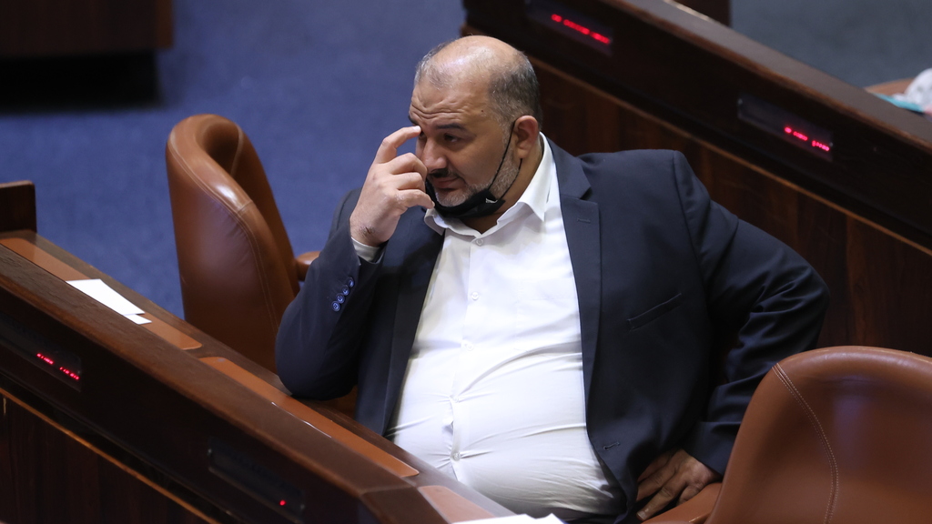 "למה כואב לכם שהממשלה מקבלת החלטות לטובת כל האזרחים?". עבאס (צילום: עמית שאבי) מנסור עבאס במליאת הכנסת