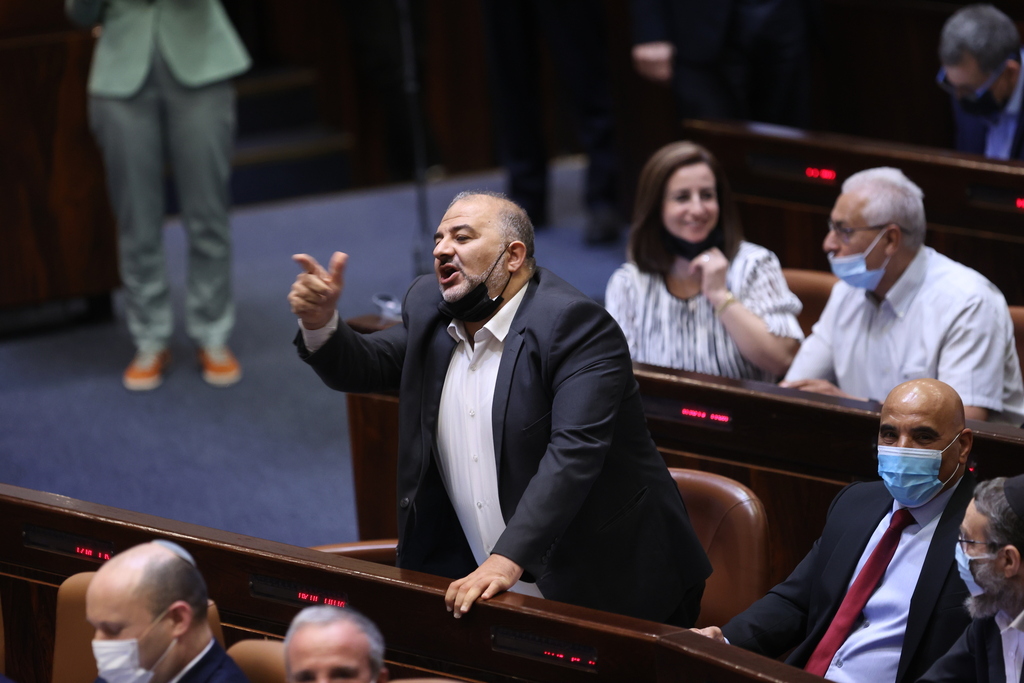 עבאס נעמד בזעם בתגובה לדברי נתניהו (צילום: אלכס קולומויסקי) מנסור עבאס במליאת הכנסת