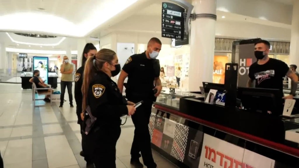 Haifa police officers enforce coronavirus regulations in a city mall last week (Photo: Shamir Elbaz) מבצע אכיפת מסכות של המשטרה בגרנד קניון בחיפה