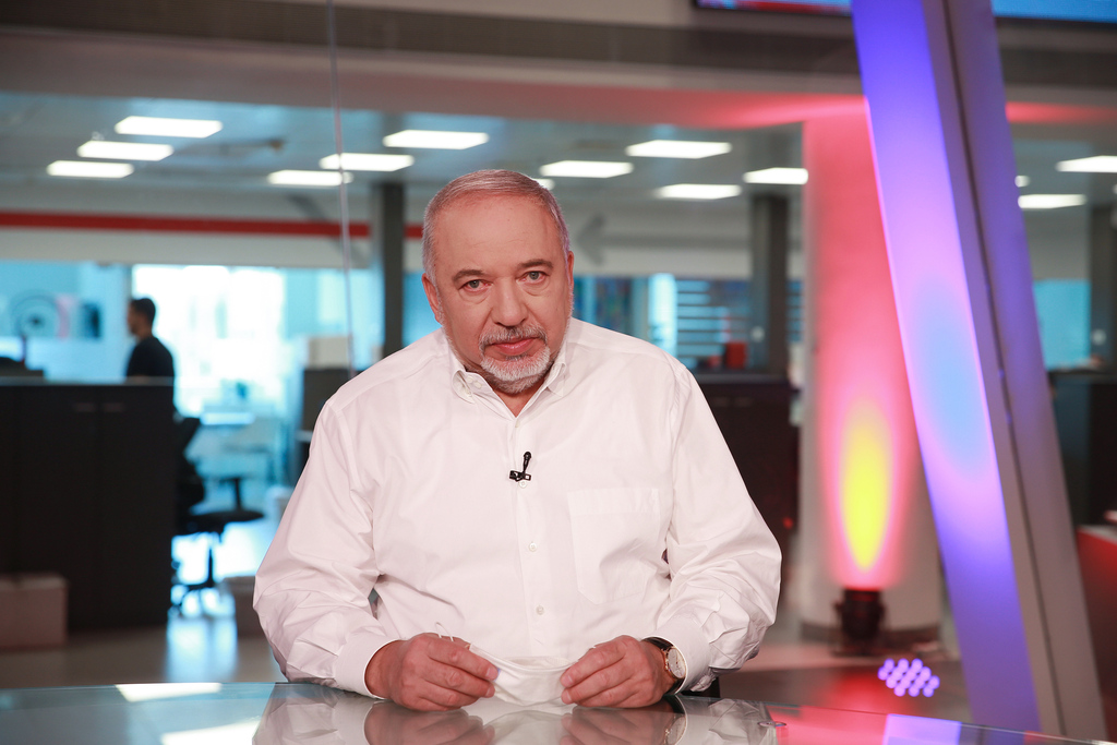 Либерман позвал на помощь бывшего главу Банка Израиля