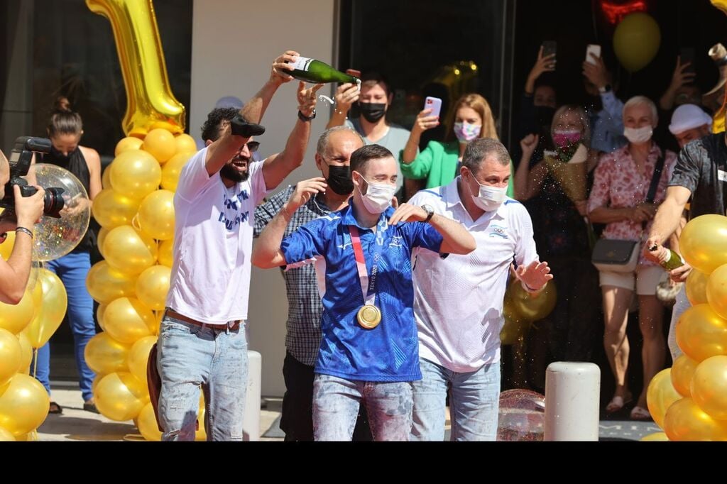 Artem Dolgopyat gets a hero's welcome as he returns to Israel from Tokyo (Photo: Moti Kimchi) ארטיום דולגופיאט בנתב"ג