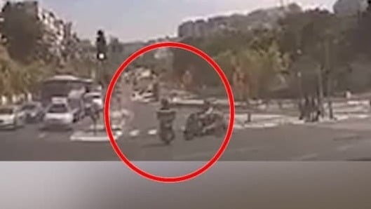 תיעוד ההנתגשות בין האופנועים בצומת בירושלים
