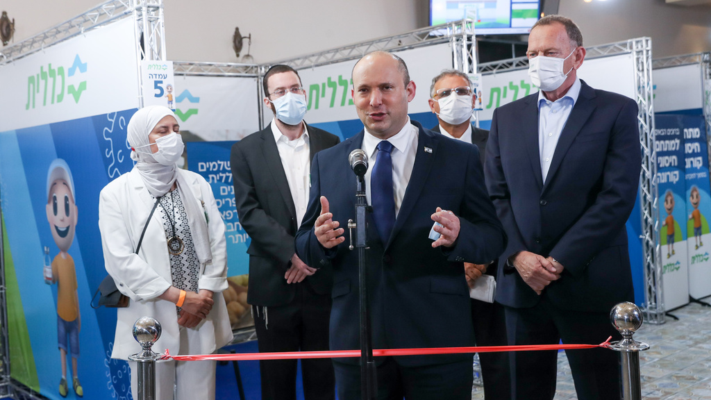 "זה יעבוד אבל צריך לעטות מסכות". בנט במרכז החיסונים של כללית (צילום: אוהד צויגנברג) נפתלי בנט במרכז החיסונים של כללית בירושלים