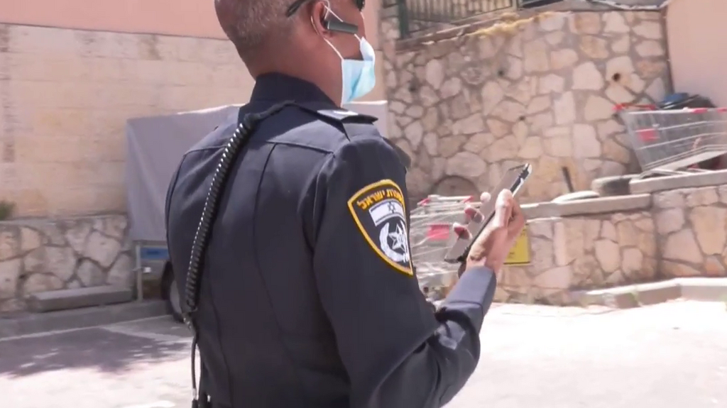 הרשימות לא עודכנו, השוטרים המשיכו לבדוק אם אישה שנפטרה נמצאת בבידוד. ארכיון (צילום: ליהי קרופניק) מעקב המשטרה אחרי מבודדי קורונה באריאל