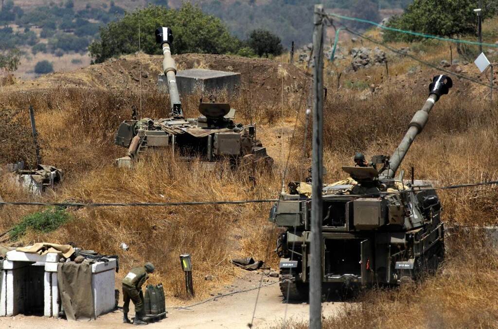 IDF howitzers take up position next to Kiryat Shmona following rocket fire from Lebanon, August 4, 2021 