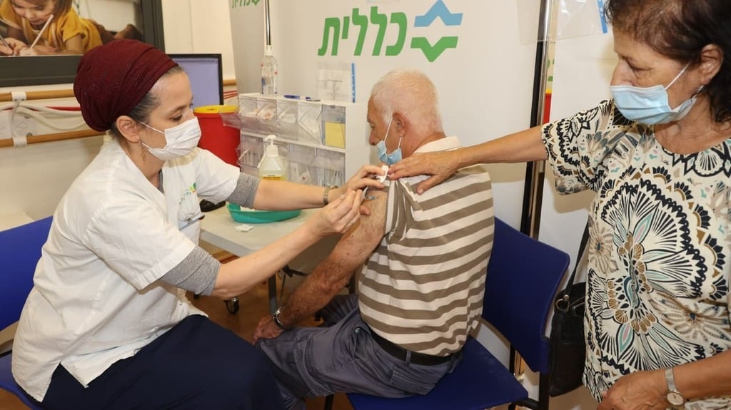 An elderly man receiving the third dose of the coronavirus vaccine at a Clalit clinic last week (Photo: Yariv Katz) מתחסנים בחיסון השלישי