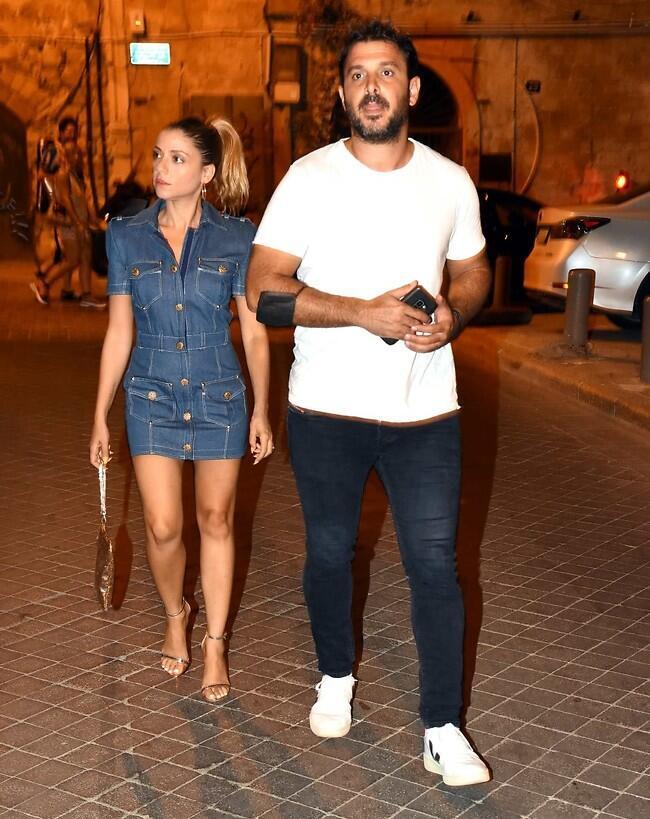 שמלת ג'ינס בכזה מזג אויר? שירי מימון ויוני רג'ואן (צילום: אמיר מאירי) שמלת ג'ינס בכזה מזג אויר? שירי מימון ויוני רג'ואן