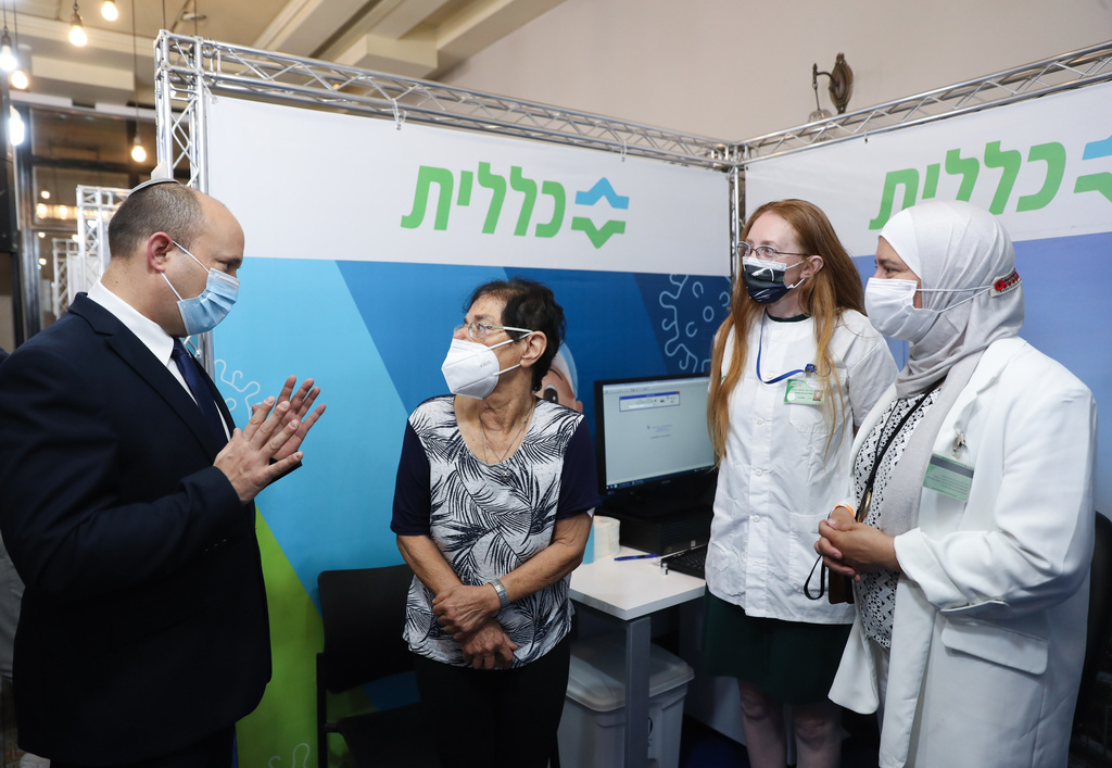 "צאו להתחסן - עכשיו". בנט במרכז החיסונים של כללית (צילום: אוהד צויגנברג) נפתלי בנט במרכז החיסונים של כללית בירושלים