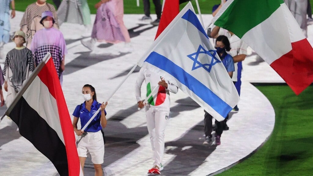 לינוי אשרם נושאת את דגל ישראל בטקס הנעילה (צילום: אורן אהרוני) לינוי אשרם נושאת את דגל ישראל