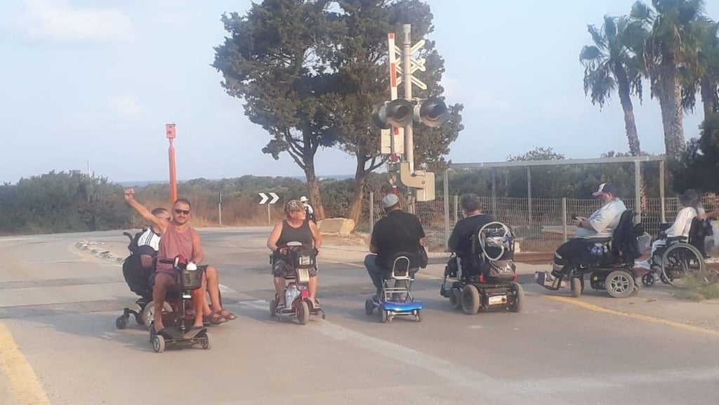 צילום: דוברות קבוצת מאבק הנכים מחאת הנכים: תנועת הרכבות נחסמה לשני הכיוונים מצפון לבנימינה