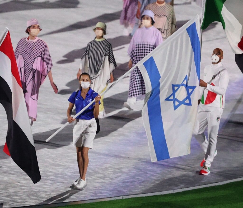ממש לצד אשרם (מימין): לאמונט ג'ייקובס עם דגל איטליה (צילום: אורן אהרוני) לינוי אשרם נושאת את דגל ישראל