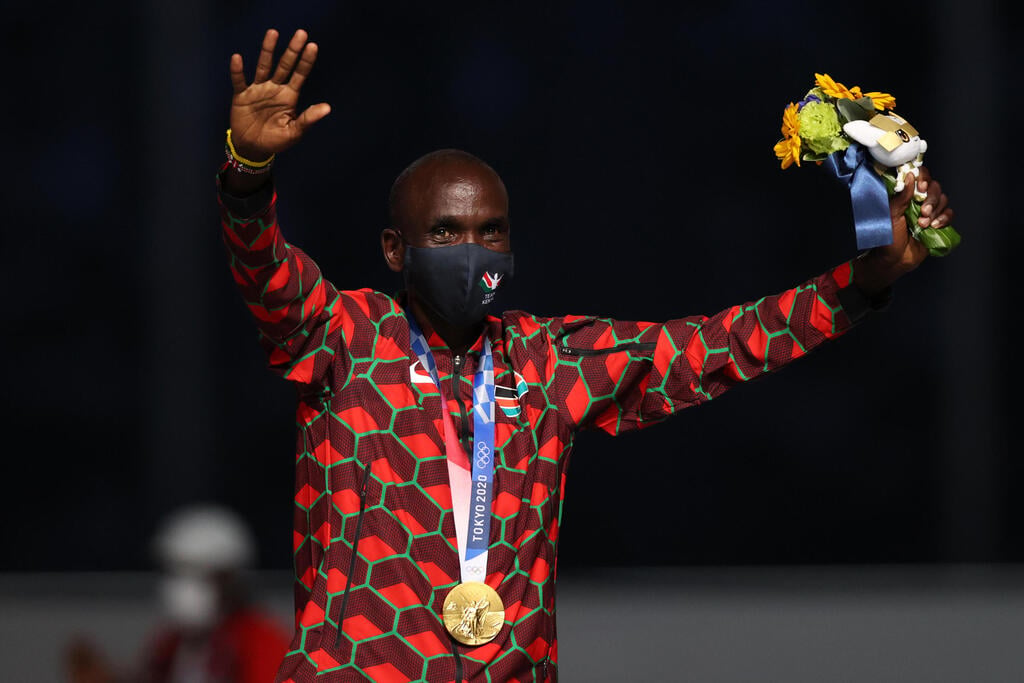 אליוד קיפצ'וגה עם מדליית הזהב במרתון (צילום: getty images) אליוד קיפצ'וגה עם מדליית הזהב במרתון