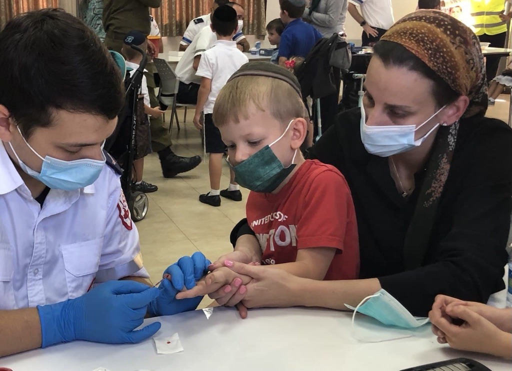 A child undergoing a coronavirus antibody test at a clinic in Kiryat Yarim (Photo: Gil Yohanan) בדיקות סרולוגיות לתלמידים בקריית יערים