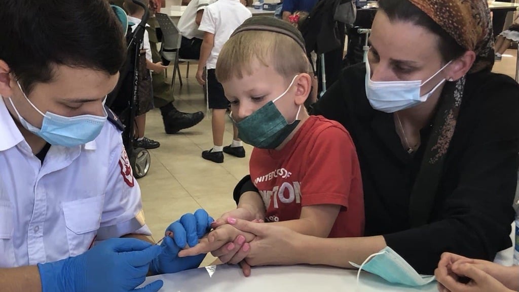 A child undergoes a test for coronavirus antibodies at a clinic near Jerusalem (Photo: Gil Yohanan) בדיקות סרולוגיות לתלמידים בקריית יערים