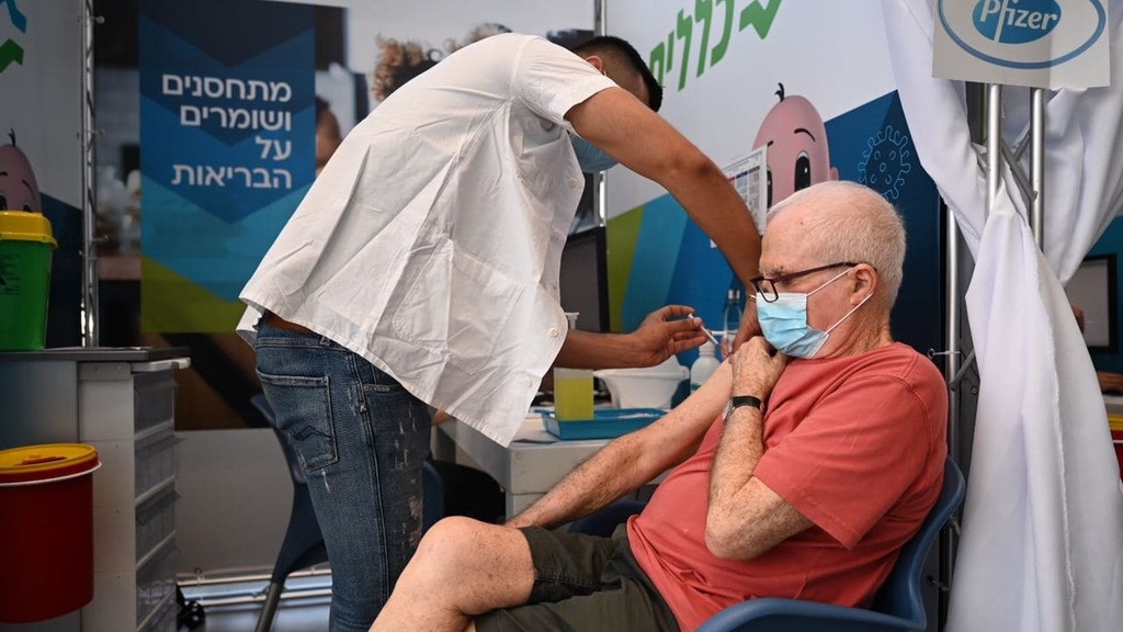 An elderly man receiving the third jab of the COVID vaccine (Photo: Nadav Abas) מתחסנים במתחם החיסונים בהיכל שלמה בת"א