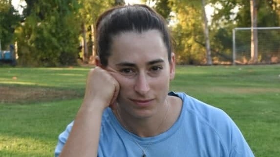לימור לב עם תמונתו של אחיה הרן לב ז"ל
