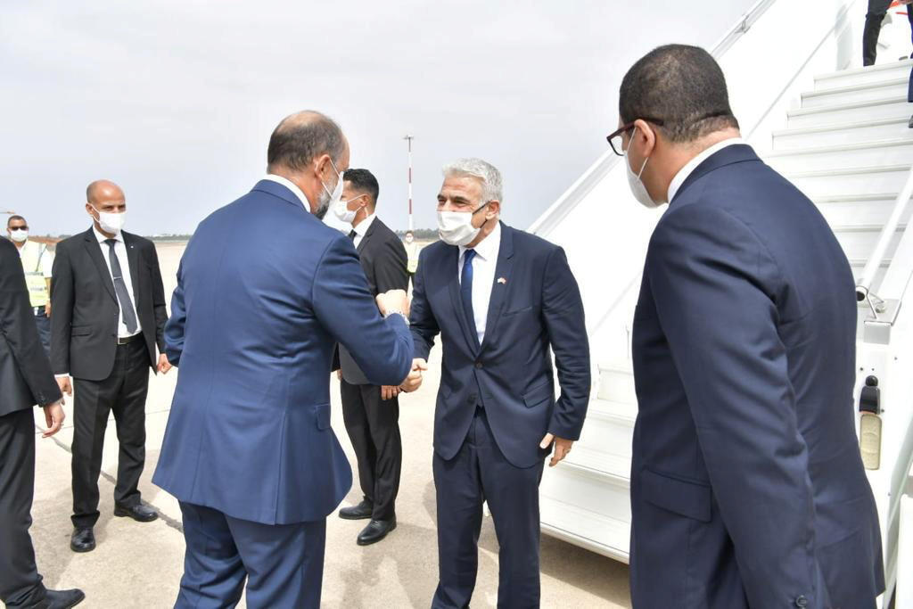 Foreign Minister Yair Lapid arrives at Morocco's Rabat airport on Wednesday (Photo: Reuters) שר החוץ יאיר לפיד נוחת במרוקו