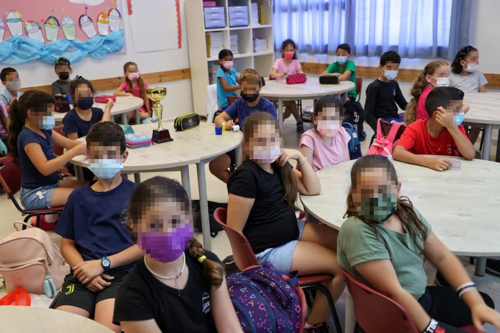 Students wear face masks while in class at a school in Jerusalem (Photo: Yariv Katz) תלמידים בבתי הספר בצל הקורונה