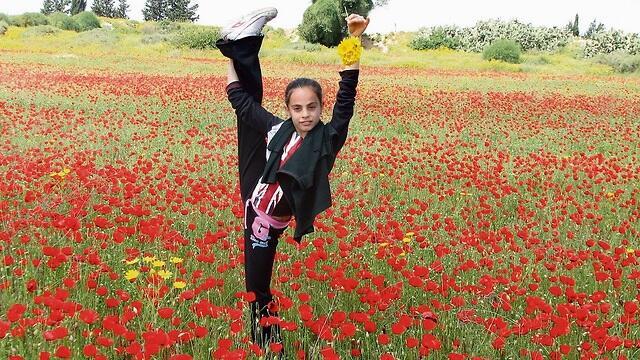''מרגישה שפספסתי? אולי את הטיול השנתי''. אשרם בצעירותה (צילום: אלבום משפחתי) ''מרגישה שפספסתי? אולי את הטיול השנתי''. אשרם בצעירותה