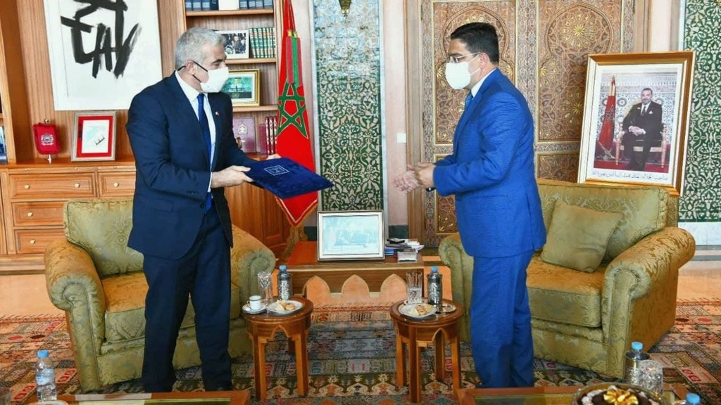 יאיר לפיד מעביר איגרת מנשיא המדינה יצחק הרצוג למלך מרוקו  דרך שר החוץ מרוקו נאסר