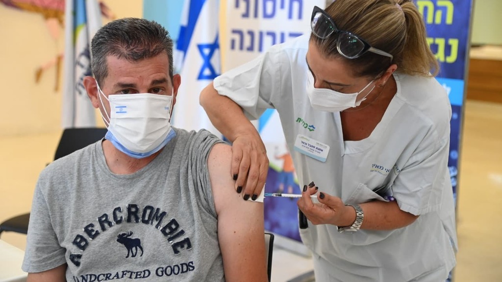 A man receives his 3rd coronavirus jab in Kfar Saba last week (Photo: Yair Sagi) החל מבצע החיסון השלישי לבנים 50+