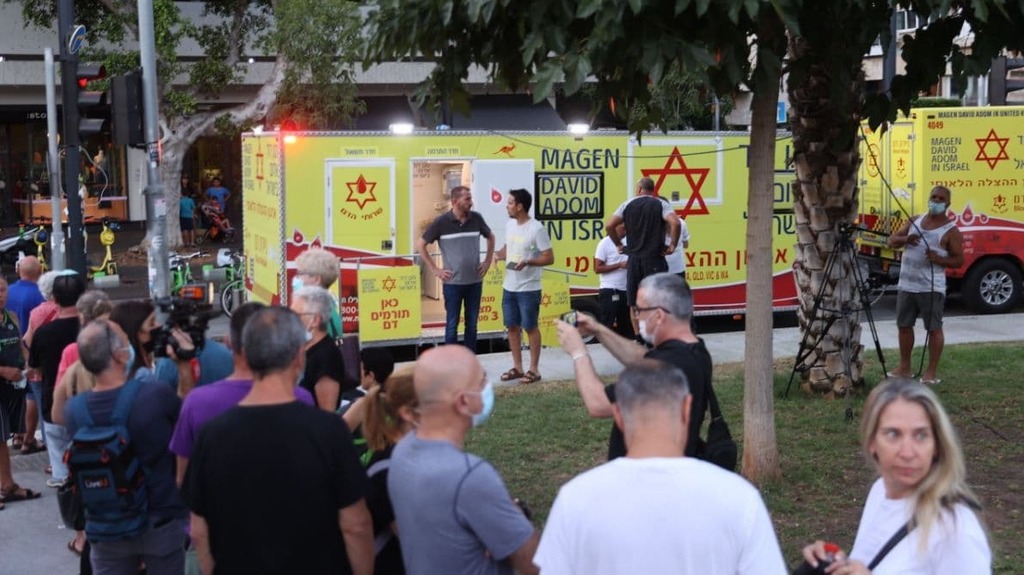 מבצע חיסונים של מד"א ועיריית תל אביב בכיכר דיזנגוף