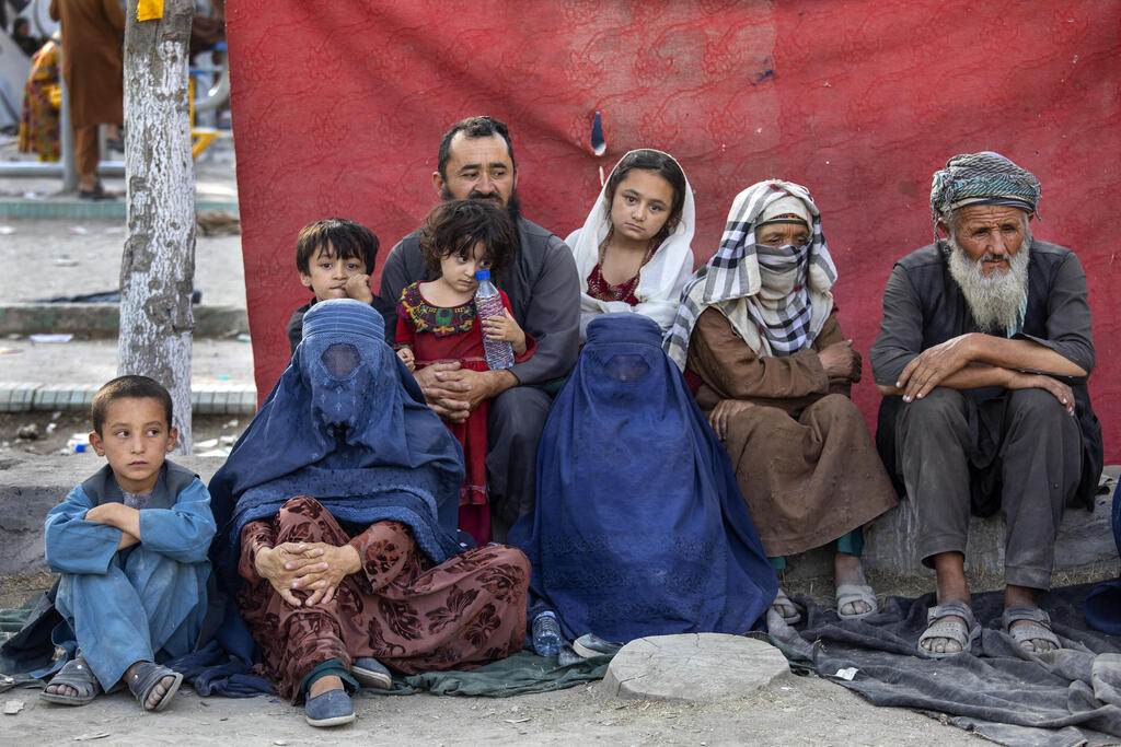 Internally displaced families who fled from their homes due to the fighting between Taliban and Afghan security forces take shelter in a public park in Kabul, Aug. 14, 2021 (Photo: Getty Images) פליטים בפארק ב קאבול אפגניסטן עקב כיבושי ה טליבאן הטליבאן