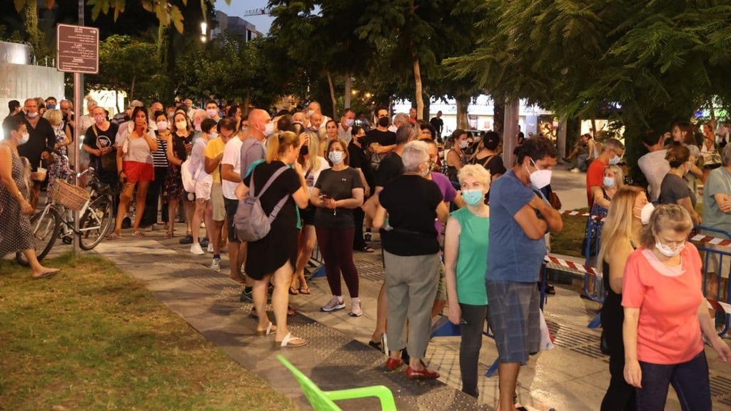 People waiting in line to receive the booster shot in Tel Aviv earlier this month (Photo: Moti Kimchi) מבצע חיסונים של מד"א ועיריית תל אביב בכיכר דיזנגוף