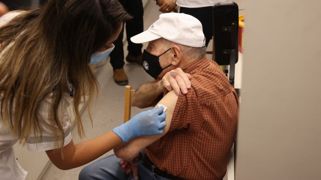 Elderly man gets his vaccine booster shot in Tel Aviv (Photo: Motti Kimchi) מבצע חיסונים של מד"א ועיריית תל אביב בכיכר דיזנגוף