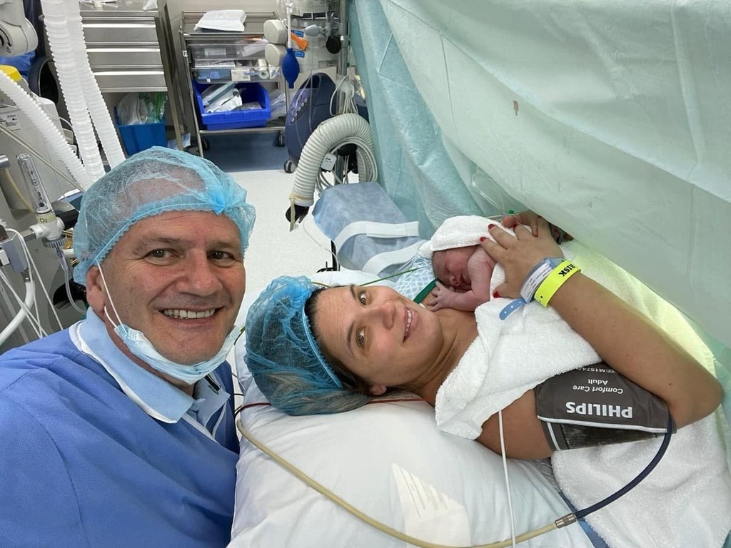 אילן שטולמן ואישתו בחדר הלידה בדובאי לאחר לידת ביתם מיה