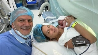 אילן שטולמן ואישתו בחדר הלידה בדובאי לאחר לידת ביתם מיה